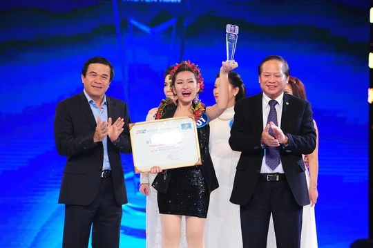 Thanh Ngân đăng quang 'Tiếng hát truyền hình TP HCM' 2014