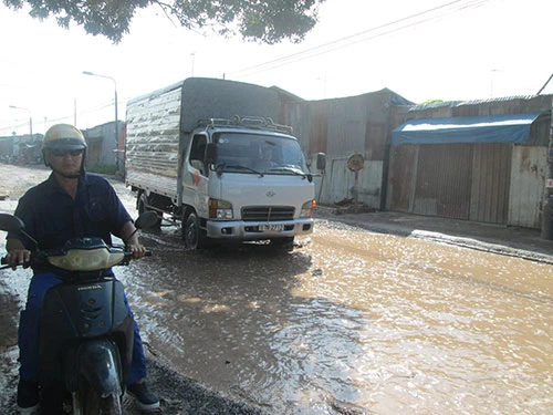 Xe quá tải cày nát đường dân sinh ảnh 1