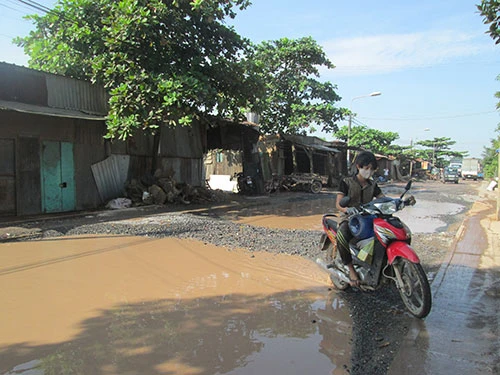 Xe quá tải cày nát đường dân sinh ảnh 2