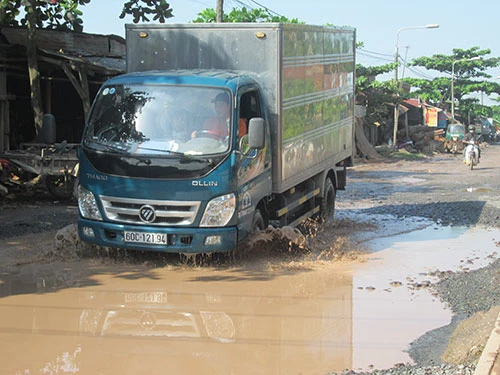 Xe quá tải cày nát đường dân sinh ảnh 3