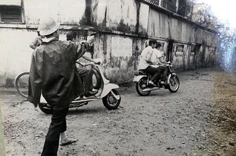 Trinh sát nổ súng vào băng cướp, tên Hóa (ngồi sau) bị trúng phát đạn vào lưng