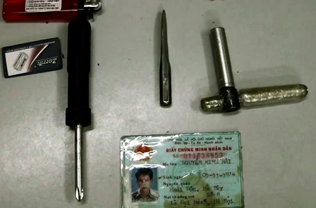 Đồ nghề phá khóa được phát hiện trên người Hải.