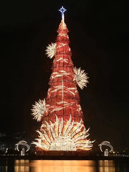 Cây thông ngoài trời hoành tráng nhất thế giới