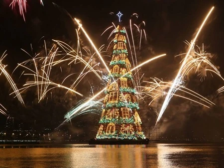 Những màn bắn pháo hoa đẹp mắt xung quanh cây thông chào lễ Giáng sinh