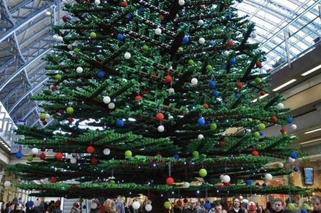 Cây gồm 600.000 mảnh ghép và 172 nhánh