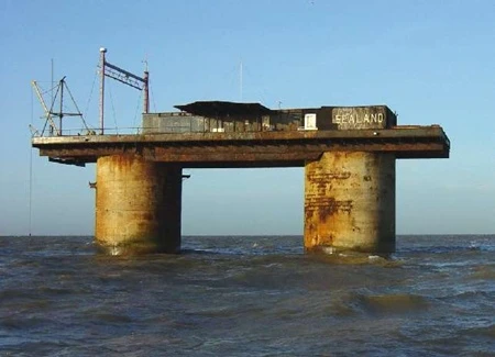 Nhìn từ xa, quốc gia nhỏ bé như một lô cốt giữa biển