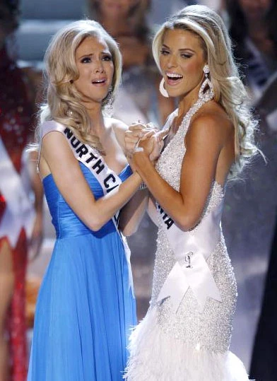 Hoa hậu được mùa trả vương miện vì ảnh nóng, phim sex