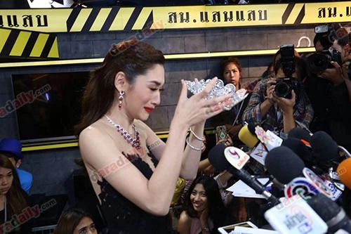 Hoa hậu được mùa trả vương miện vì ảnh nóng, phim sex