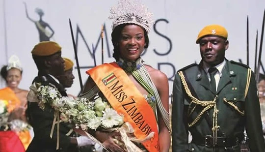 Hoa hậu được mùa trả vương miện vì ảnh nóng, phim sex