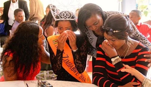 Hoa hậu được mùa trả vương miện vì ảnh nóng, phim sex