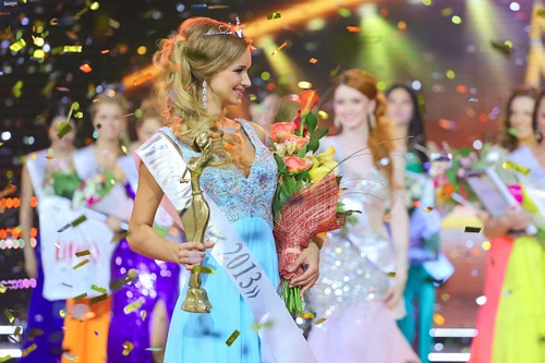 Hoa hậu được mùa trả vương miện vì ảnh nóng, phim sex