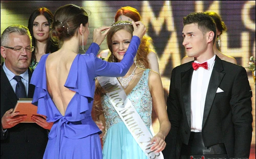 Hoa hậu được mùa trả vương miện vì ảnh nóng, phim sex