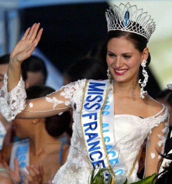 Hoa hậu được mùa trả vương miện vì ảnh nóng, phim sex