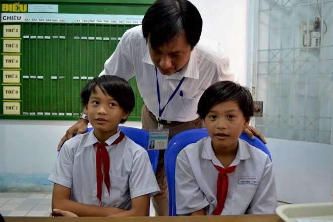 Phó Hiệu trưởng Trường THCS Trần Thị Nhượng Nguyễn Hữu Lễ dành nhiều tình cảm với hoàn cảnh của Nhân-Hậu.