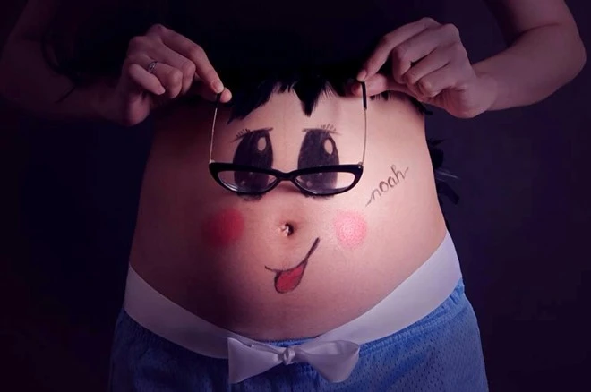 Diễm Hương hồn nhiên khoe bụng bầu vẽ mặt hài hước