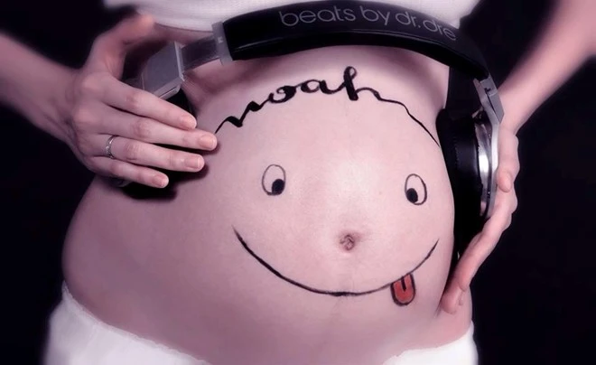 Diễm Hương hồn nhiên khoe bụng bầu vẽ mặt hài hước