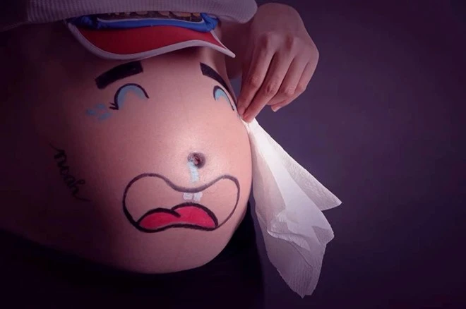 Diễm Hương hồn nhiên khoe bụng bầu vẽ mặt hài hước