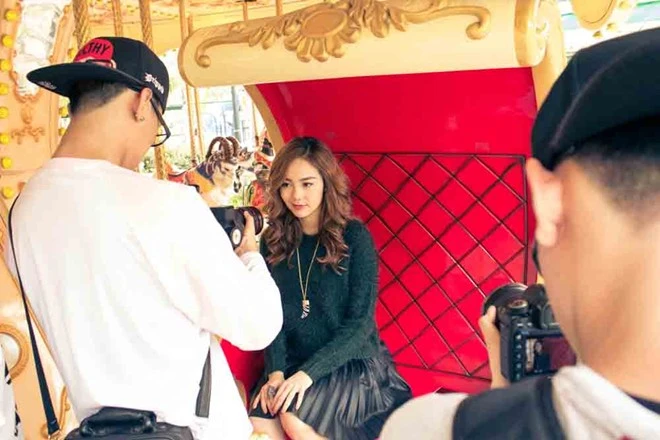 Bài hát có tiết tấu dồn dập góp phần nâng cao sự hào hứng cho khán giả khi thưởng thức ca khúc. Minh Hằng biến rạp xiếc thành sân khấu