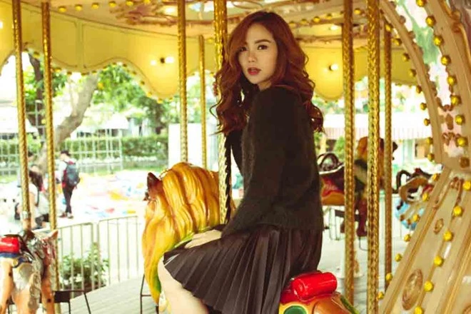 Yếu tố làm nên nét thu hút của MV chính là bối cảnh rạp xiếc được trang trí, xếp đặt thành sân khấu hoành tráng. Minh Hằng biến rạp xiếc thành sân khấu