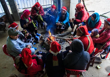 Người dân Sa Pa và du khách cùng quây quần bên đống lửa tránh rét