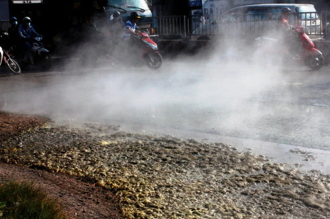 Hóa chất đổ xuống đường bốc khói ngùn ngụt - Ảnh: Hải Hiếu