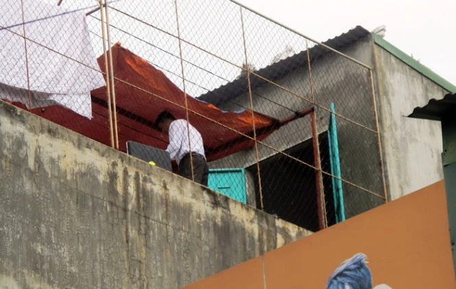 Hiện trường kẹt thang máy ở vị trí tầng bốn của cơ sở giặt ủi Hiện trường kẹt thang máy ở vị trí tầng bốn của cơ sở giặt ủi