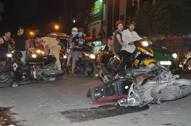Ôtô tông một xe đạp, ba xe máy làm 5 người bị thương ảnh 3