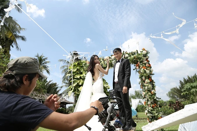 Công Vinh - Thủy Tiên hôn nhau say đắm trước ngày cưới