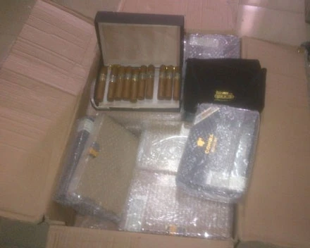 Đội QLTT số 1 tiến hành bắt giữ hơn 500 điếu xì gà nhập lậu.