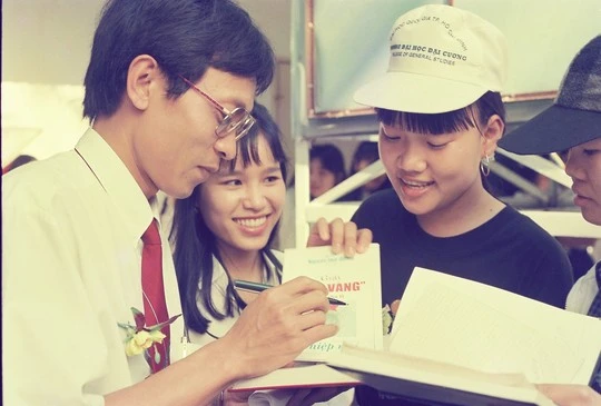 Lại Văn Sâm trong vòng vây người hâm mộ