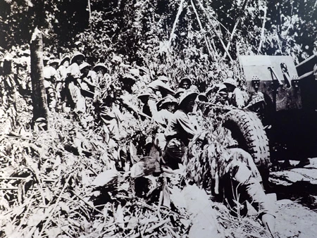 Kéo pháo vào trận địa trong Chiến dịch Điện Biên Phủ năm 1954