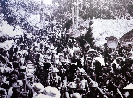 Nhân dân đón mừng bộ đội chiến thắng trở về, sau thắng lợi của chiến dịch Quang Trung năm 1951