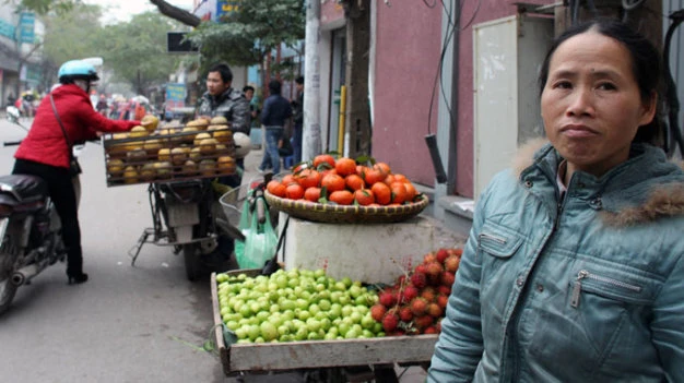 Dừng xe mua hàng rong trên đường sẽ bị phạt - Ảnh: Việt Dũng (chụp trên phố Đội Cấn, Hà Nội)