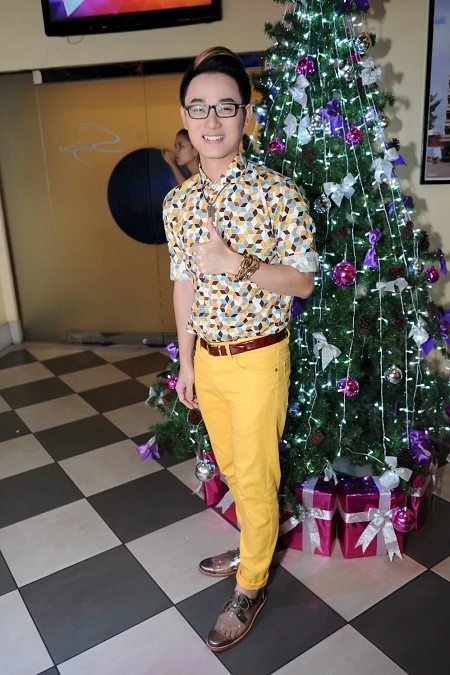Ca sĩ Trang Pháp diện trang phục năng động đến dự tiệc Giáng sinh.