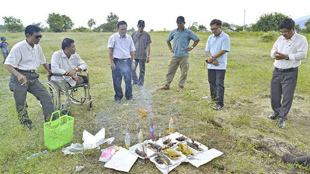 Các cựu chiến binh Trung đoàn 812 anh hùng tưởng niệm đồng đội đã ngã xuống vì Pailin trên vùng đất trước đây là một bãi mìn nổi tiếng - Ảnh: Dũng 54 Các cựu chiến binh Trung đoàn 812 anh hùng tưởng niệm đồng đội đã ngã xuống vì Pailin trên vùng đất trước đây là một bãi mìn nổi tiếng - Ảnh: Dũng 54