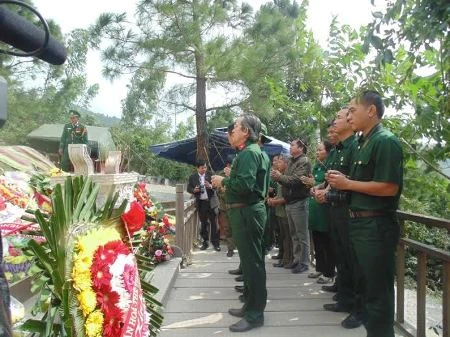 Những cựu binh dâng những nén hương thơm, những bó hoa tươi trước mộ Đại tướng Võ Nguyên Giáp