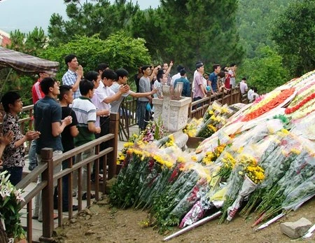 Những cựu binh dâng những nén hương thơm, những bó hoa tươi trước mộ Đại tướng Võ Nguyên Giáp