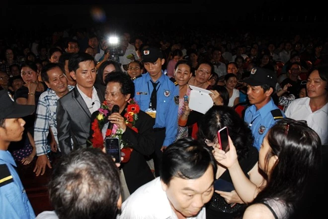 Dừng chân ở mảnh đất Tiền Giang, Chế Linh quá choáng ngợp trước tình cảm của khán giả nơi đây. Không chỉ ở lại quá nửa đêm, người hâm mộ còn nồng nhiệt reo hò và cổ vũ cho Chế Linh hát. 