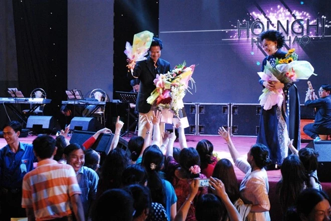 Thời gian qua, Chế Linh về nước bắt đầu tour diễn tại các tỉnh miền Nam. Tối 22/12, nam danh ca hải ngoại cùng nhiều ca sĩ khác đã có một đêm diễn không thể nào quên trong sự nghiệp ca hát. 