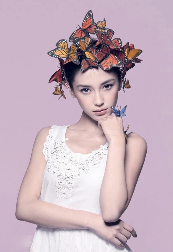 Mặc dù diễn xuất vẫn khiến khán giả tranh cãi, song với ngoại hình đẹp, mỹ nhân sinh năm 1989 liên tục nhận phim, tầng suất năm sau dày hơn năm trước. Trên các trang báo, tên tuổi của Angelababy còn được biết đến vì là bạn gái của ngôi sao Huỳnh Hiểu Minh.