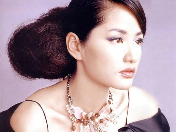 Sở hữu số đo 3 vòng lý tưởng, Cù Dĩnh từng là tên tuổi nổi tiếng một thời trên sàn catwalk Đại lục, là người mẫu nữ Trung Quốc đầu tiên có ảnh trên các tạp chí thời trang uy tín như Vogue, Cosmopolitan… 