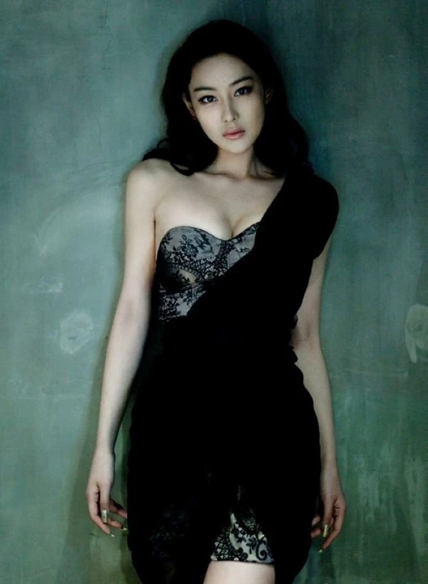 Chỉ trong tháng 12 này, Trương Hinh Dư đốt cháy màn ảnh nhỏ qua 3 bộ phim truyền hình Thần điêu đại hiệp 2014 (vai Lý Mạc Sầu), Võ Tắc Thiên truyền kỳ (vai Tiêu Thục Phi) và Lộc đỉnh ký 2014 (vai Tô Thuyên).