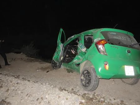 Chiếc xe taxi bị hư hỏng nặng sau cú đâm (Ảnh: X.B).