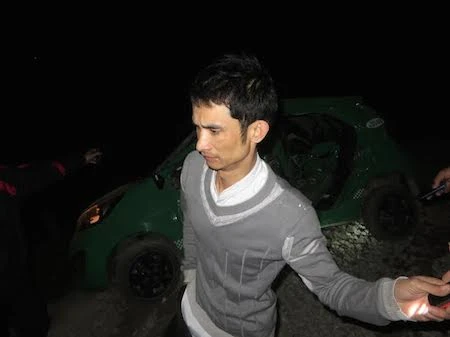 Một người trên xe taxi hốt hoảng sau khi thoát nạn (Ảnh: X.B).