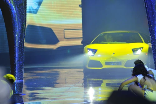 Hình ảnh Hồ Ngọc Hà mang siêu xe lên sân khấu số 1