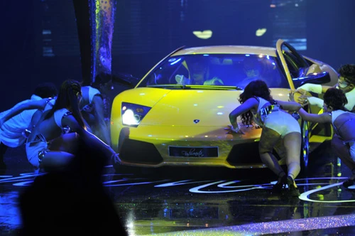 Hình ảnh Hồ Ngọc Hà mang siêu xe lên sân khấu số 2