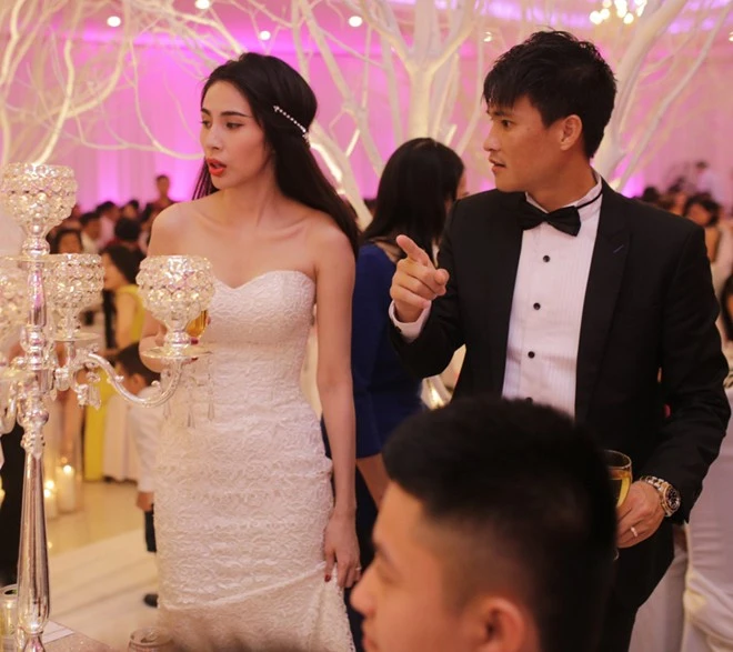 Công Vinh hôn Thủy Tiên trong lễ thành hôn