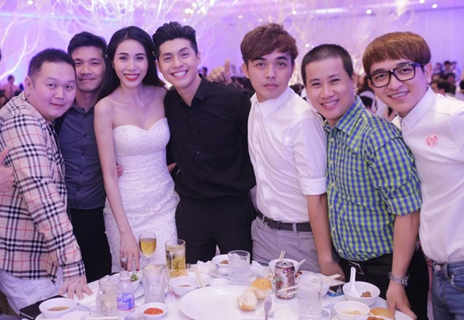 Công Vinh hôn Thủy Tiên trong lễ thành hôn