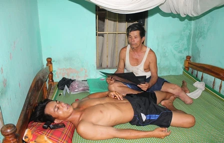 Anh Cương nằm điều trị tại nhà một thời gian dài sau khi nhập viện vì bị 3 công an đánh vô cớ