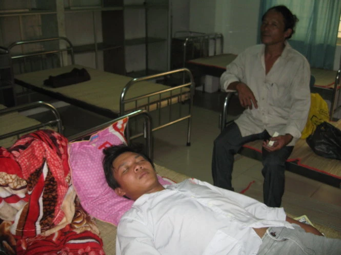 Nạn nhân Võ Tân Vũ Anh Duy đang nằm bệnh viện - Ảnh: Hoài Thương